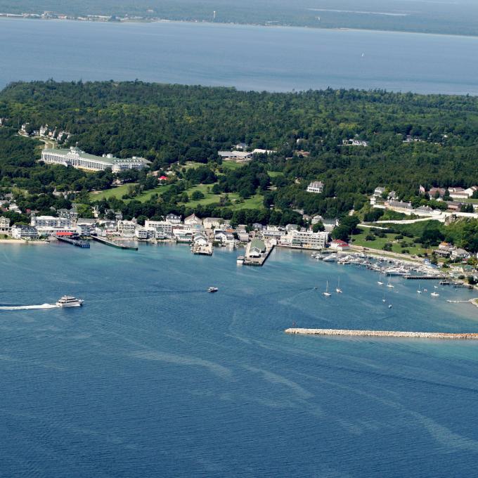 禁止汽车通行的麦基诺岛的鸟瞰图