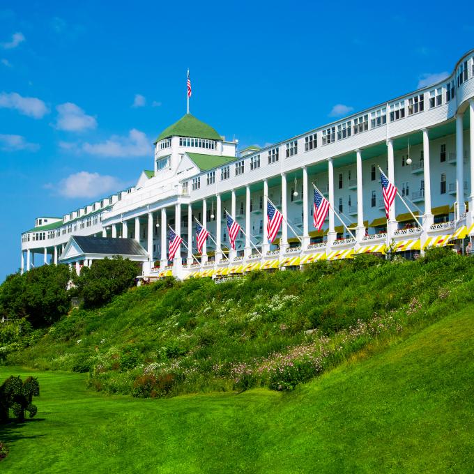 麦基诺岛格兰德大酒店标志性的前廊景致