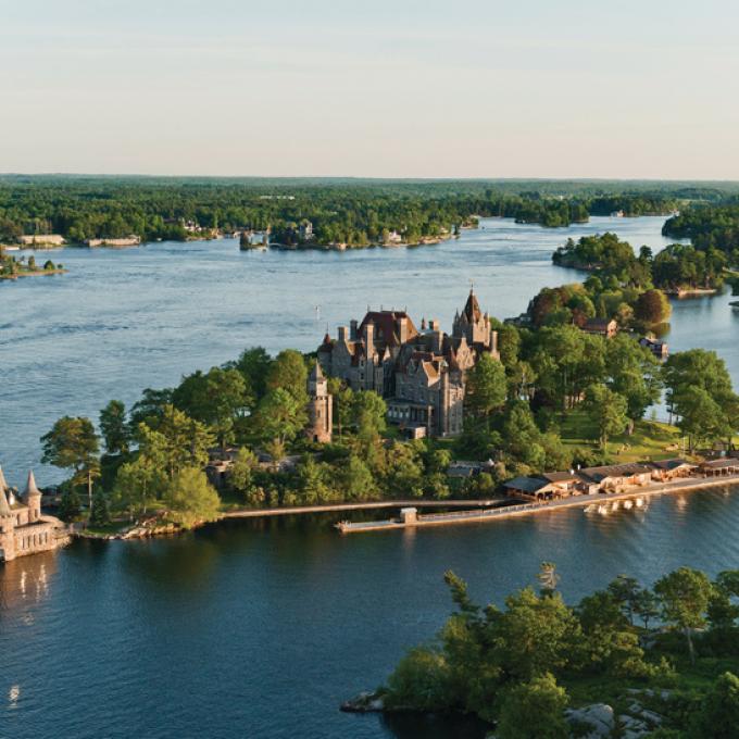 鸟瞰千岛群岛其中一座岛上的波特古堡 鸟瞰千岛群岛其中一座岛上的波特古堡