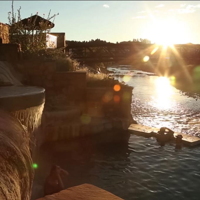 在帕戈萨斯普林斯的温泉中放松身心