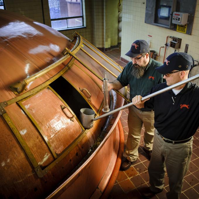 F.X. Matt Brewing Company 酿酒公司的酿酒师正在酿造美酒 F.X. Matt Brewing Company 酿酒公司的酿酒师正在酿造美酒