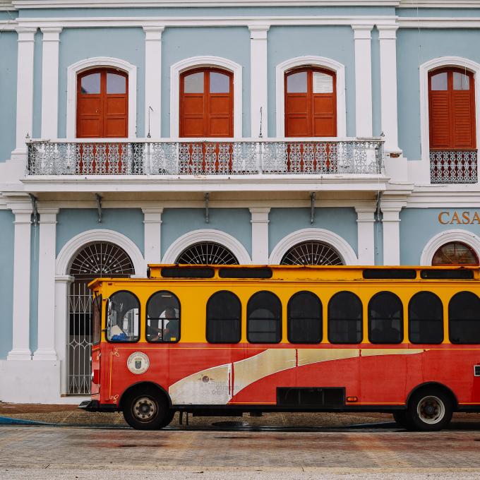 乘电车游览波多黎各的卡瓜斯镇