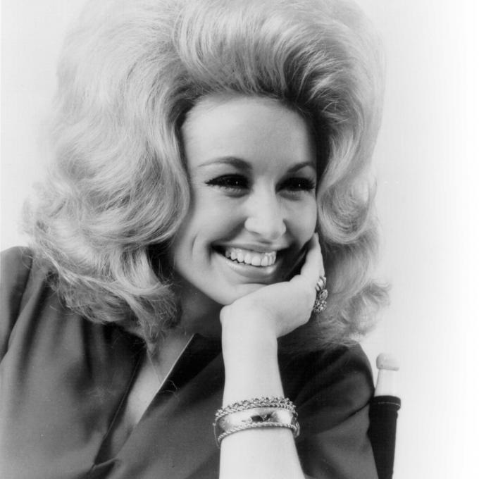 Dolly Parton 在田纳西州诺克斯维尔演出时的照片