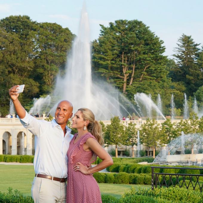 在宾夕法尼亚州肯尼特广场长木花园的喷泉前自拍的情侣