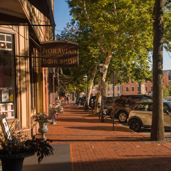 宾夕法尼亚州历史名城伯利恒的摩拉维亚书店外
