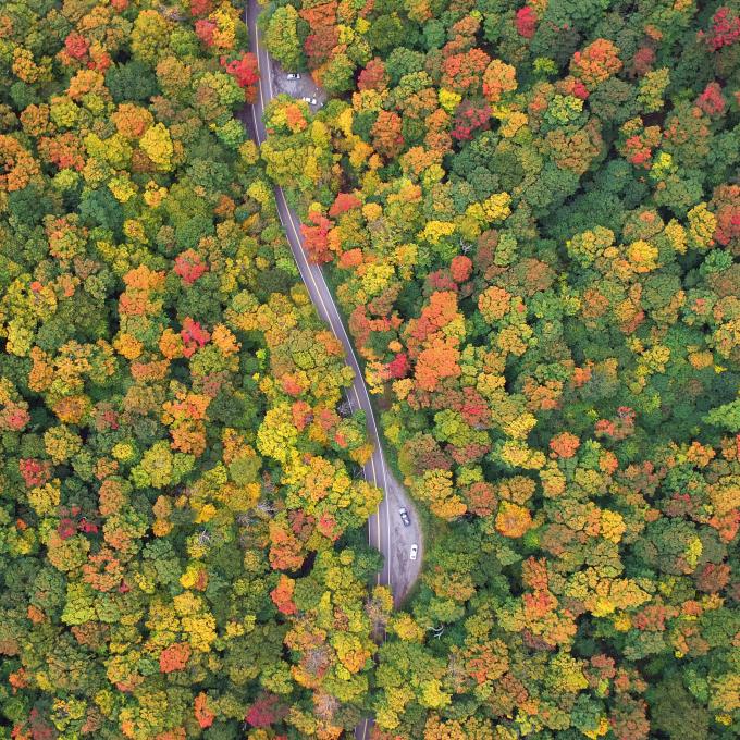 秋季驱车穿越佛蒙特州斯玛格峡谷的航拍景观