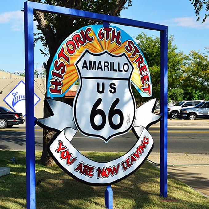 彩色标志象征着阿马里洛历史悠久的 66 号公路的终点