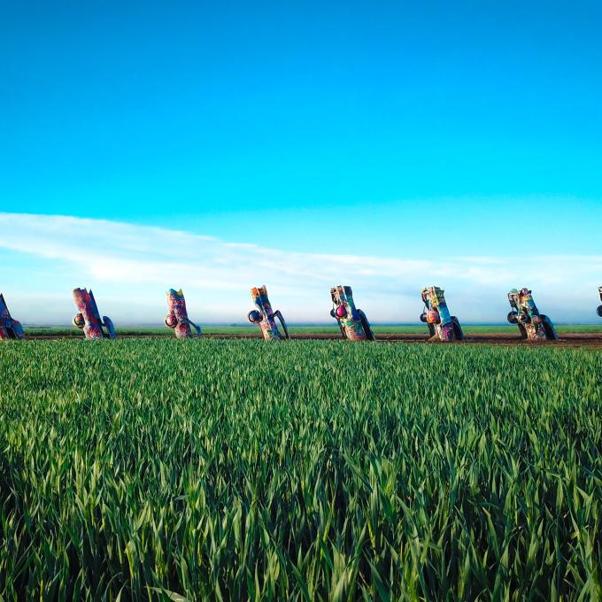 在阿马里洛的凯迪拉克农场，精心装饰的汽车一字排开。