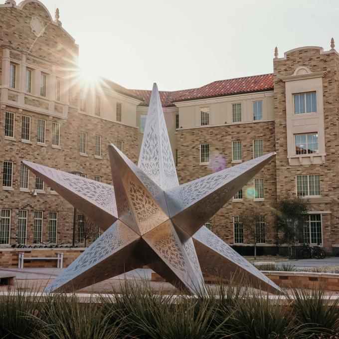 由雕塑师 Joseph O'Connell 设计的 Texas Rising 雕塑矗立在德克萨斯州卢伯克的德克萨斯理工大学校区