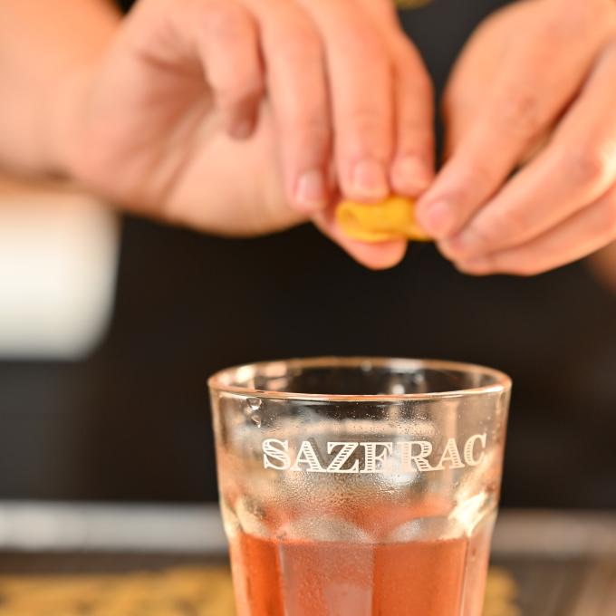 在路易斯安那州新奥尔良的 The Sazerac House 酒吧，酒保正在为一杯鸡尾酒做最后的修饰