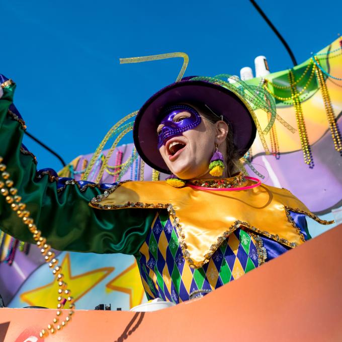 在路易斯安那州新奥尔良的新奥尔良狂欢节游行中，Krewe of Gemini 花车抛洒的彩珠