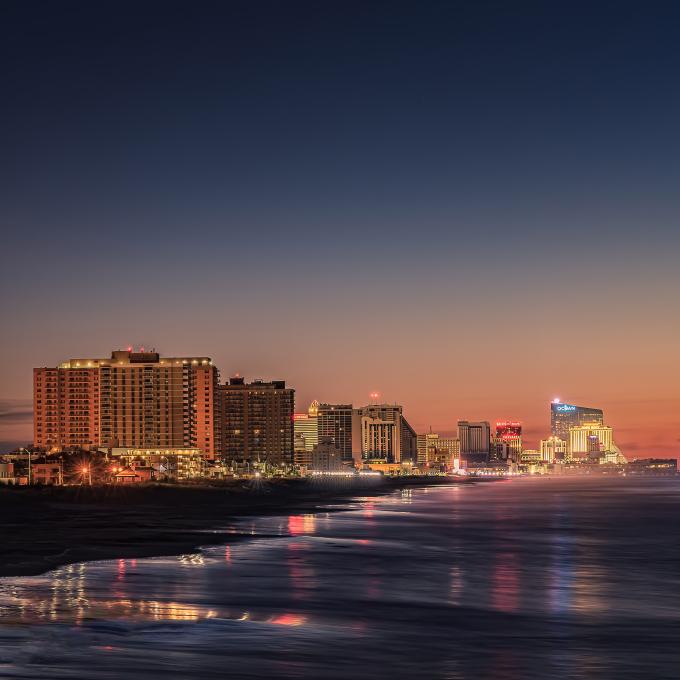 从海岸线欣赏大西洋城夜景