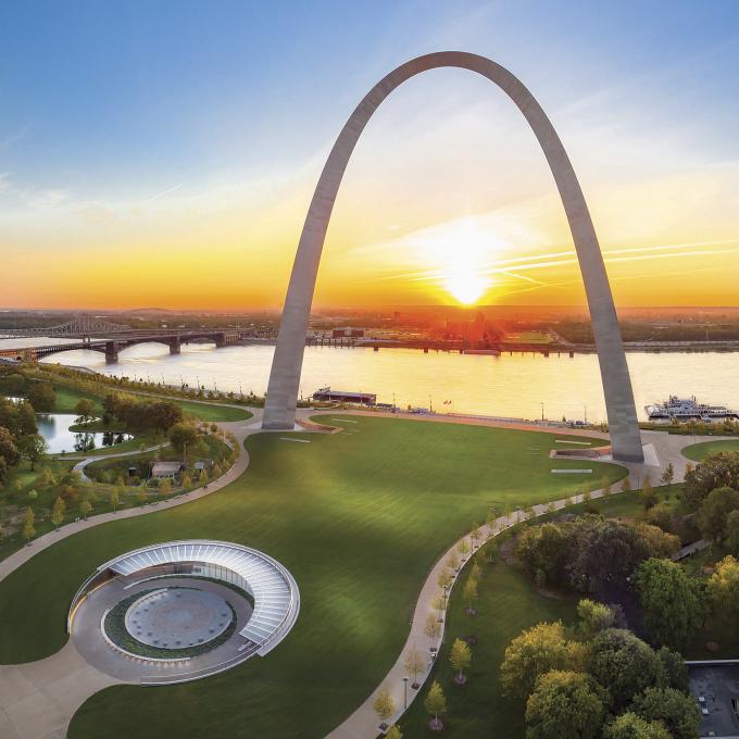 密苏里州圣路易斯傲然矗立的大拱门