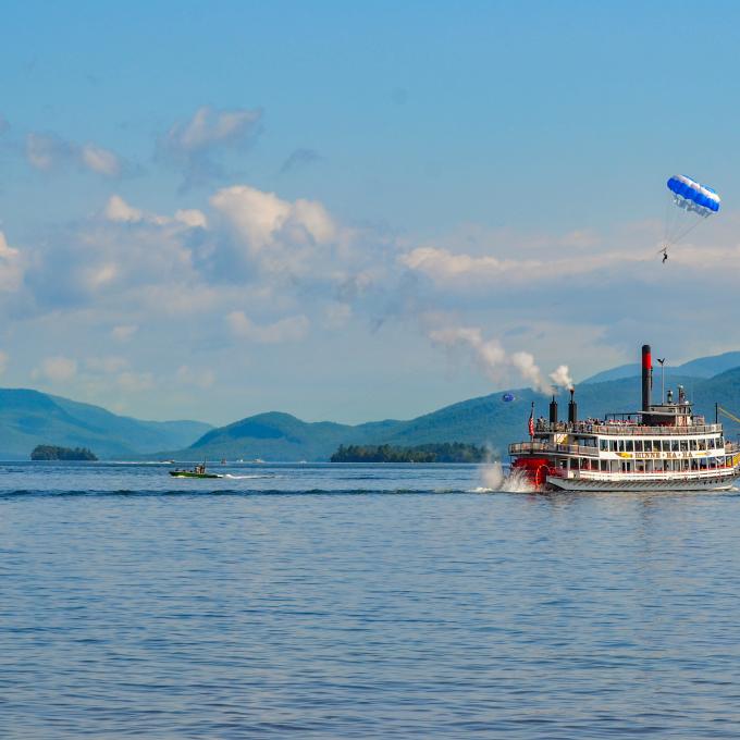 纽约州乔治湖的汽船