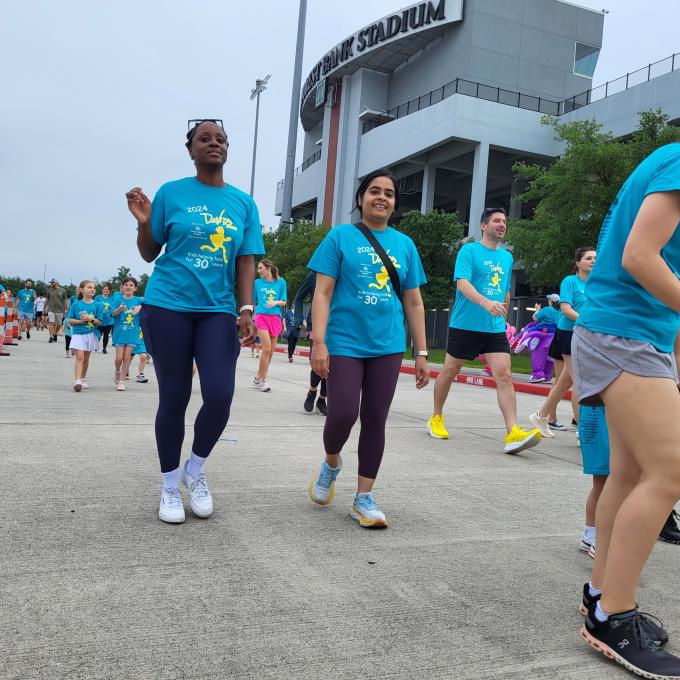参加在德克萨斯州仙纳度举办的“大卫梦想跑”慈善活动