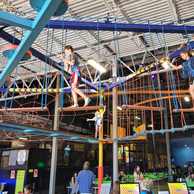 在德克萨斯州仙纳度的 Urban Air Adventure and Trampoline Park 探险公园体验绳索课程