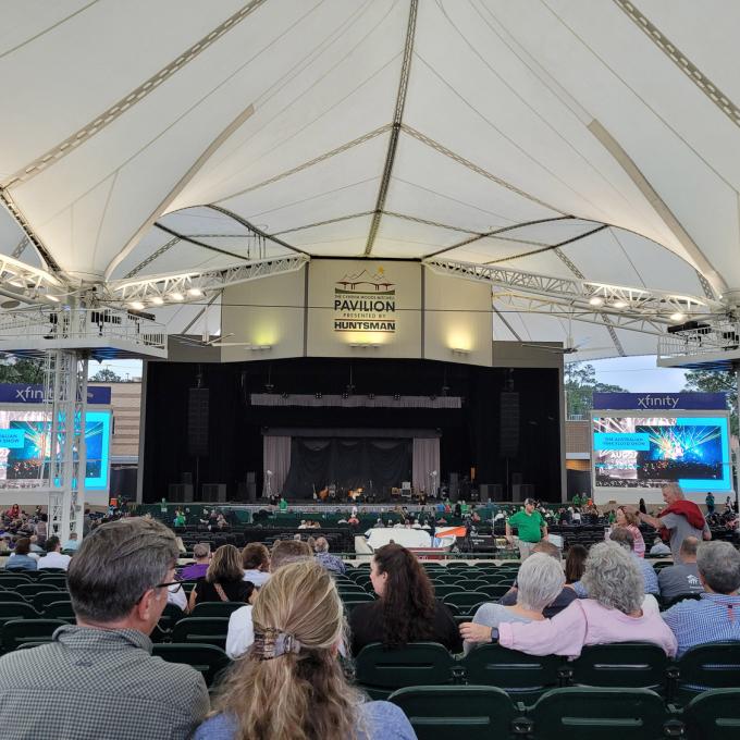 乐迷们正在德克萨斯州仙纳度附近的 Cynthia Woods Mitchell Pavilion 音乐馆观看音乐会