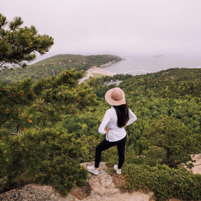 俯瞰缅因州海岸的徒步旅行者