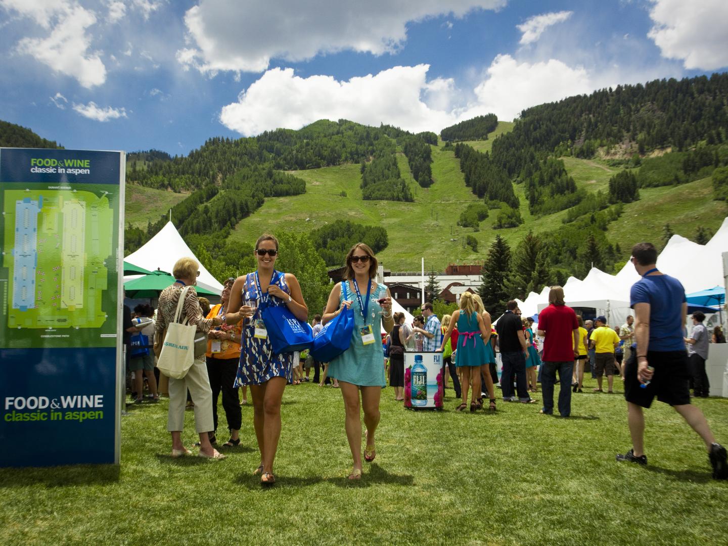 在阿斯彭美食美酒节上品尝葡萄酒