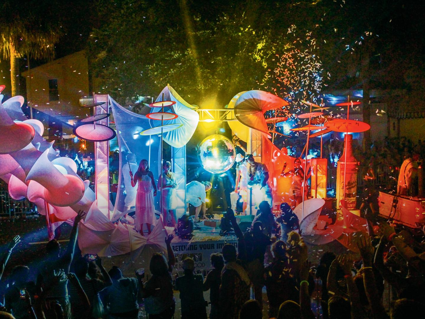 圣彼得斯堡骄傲节上一辆五颜六色的花车