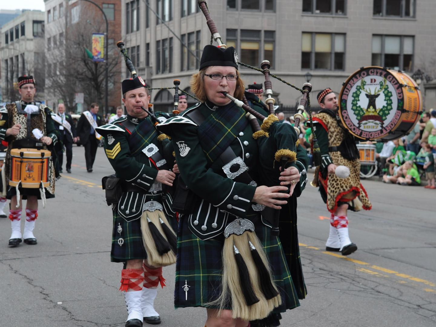 参加布法罗圣帕特里克节游行的风笛手