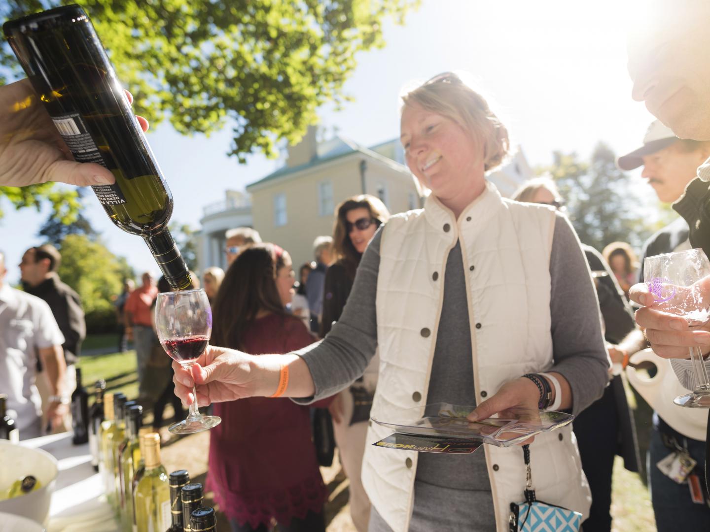 在 Vendemmia Da Vinci Wine and Food Festival 美酒美食节上品鉴葡萄酒