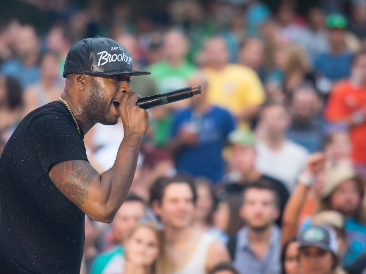 在特拉华州威尔明顿 Analog-A-Go-Go 音乐节上献艺的音乐人