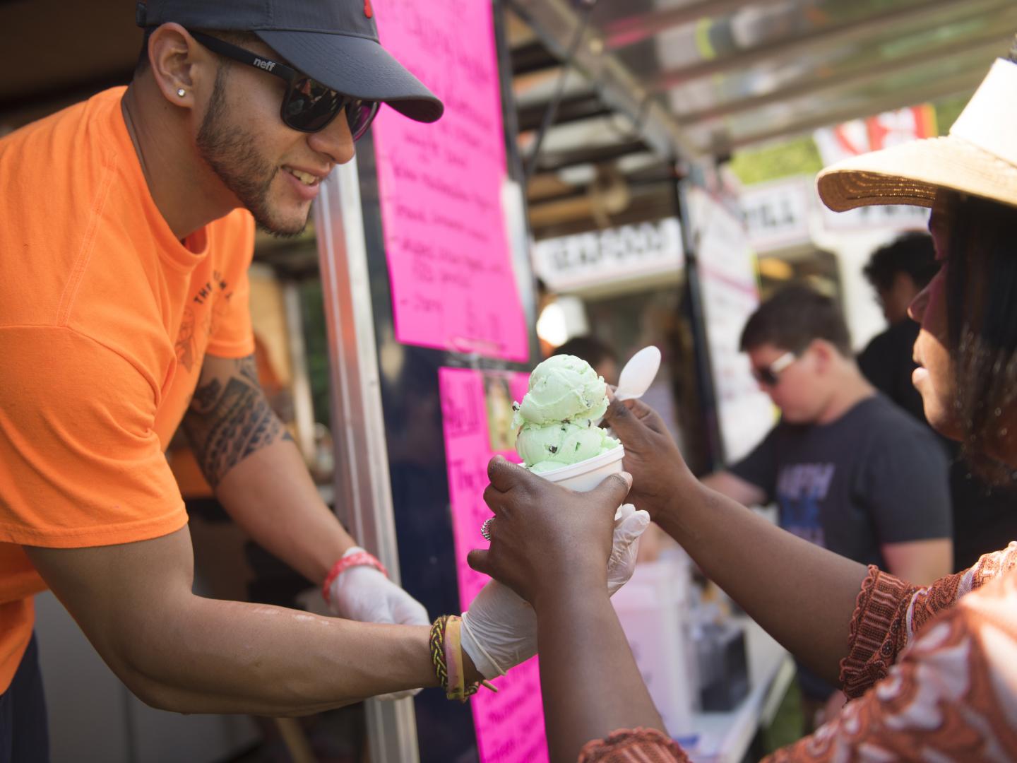 在纽卡斯尔县冰淇凌节期间品尝所有口味的冰淇淋