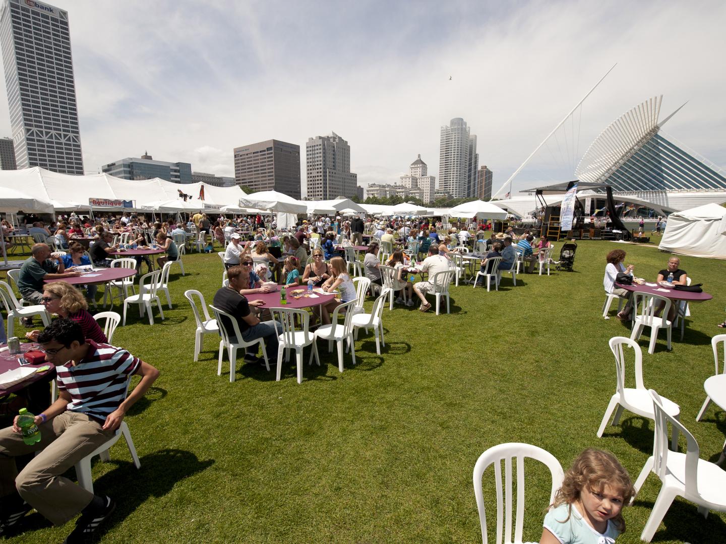 在湖畔艺术节的草坪上用餐
