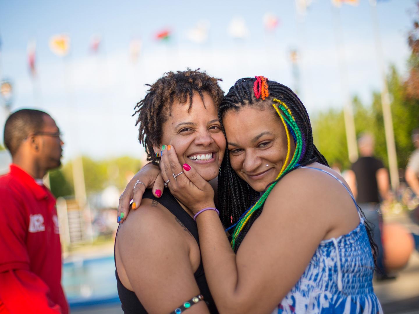 参加密尔沃基骄傲节活动的两位狂欢者