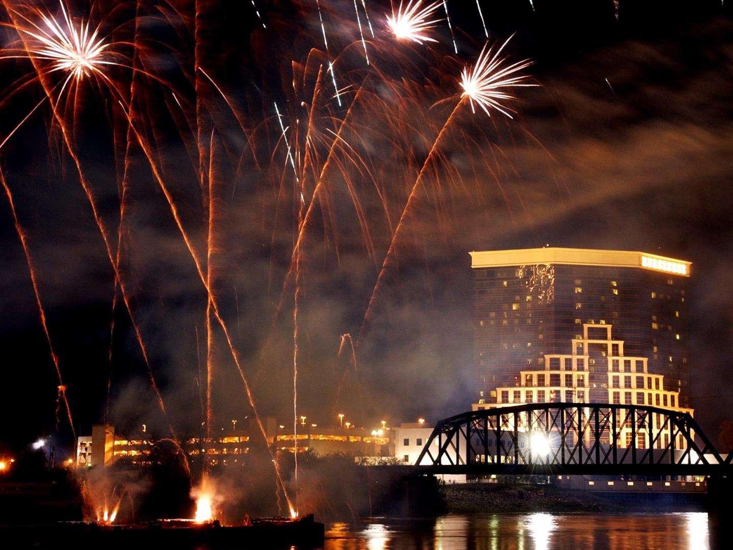 Rocket Over the Red 红河烟花节城市上空的绚烂烟花