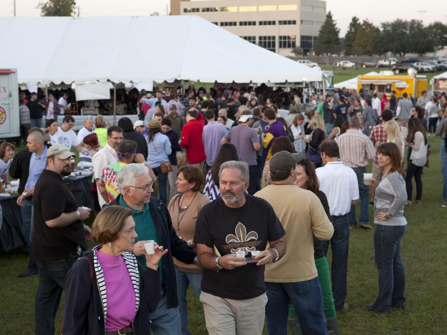 在拉斐特马场举办的海湾佳酿节品尝啤酒