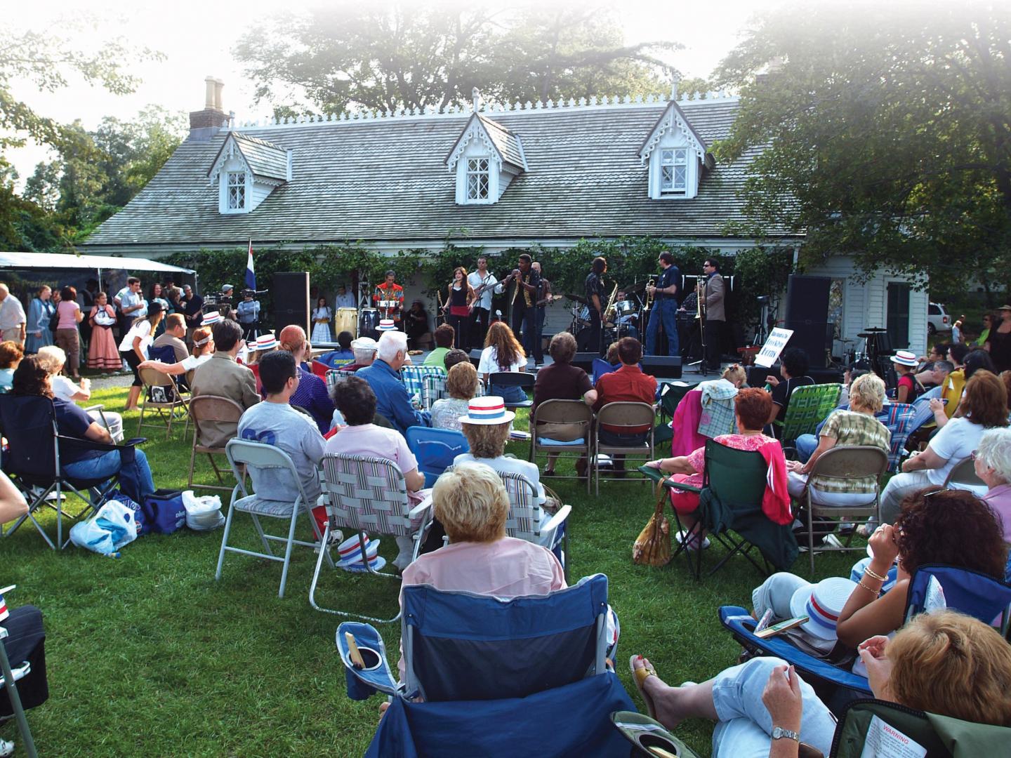 在斯塔滕岛上的里士满县嘉年华期间聆听现场音乐