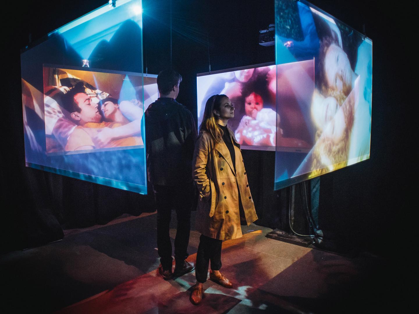 在特里贝卡电影节期间观看多媒体影片