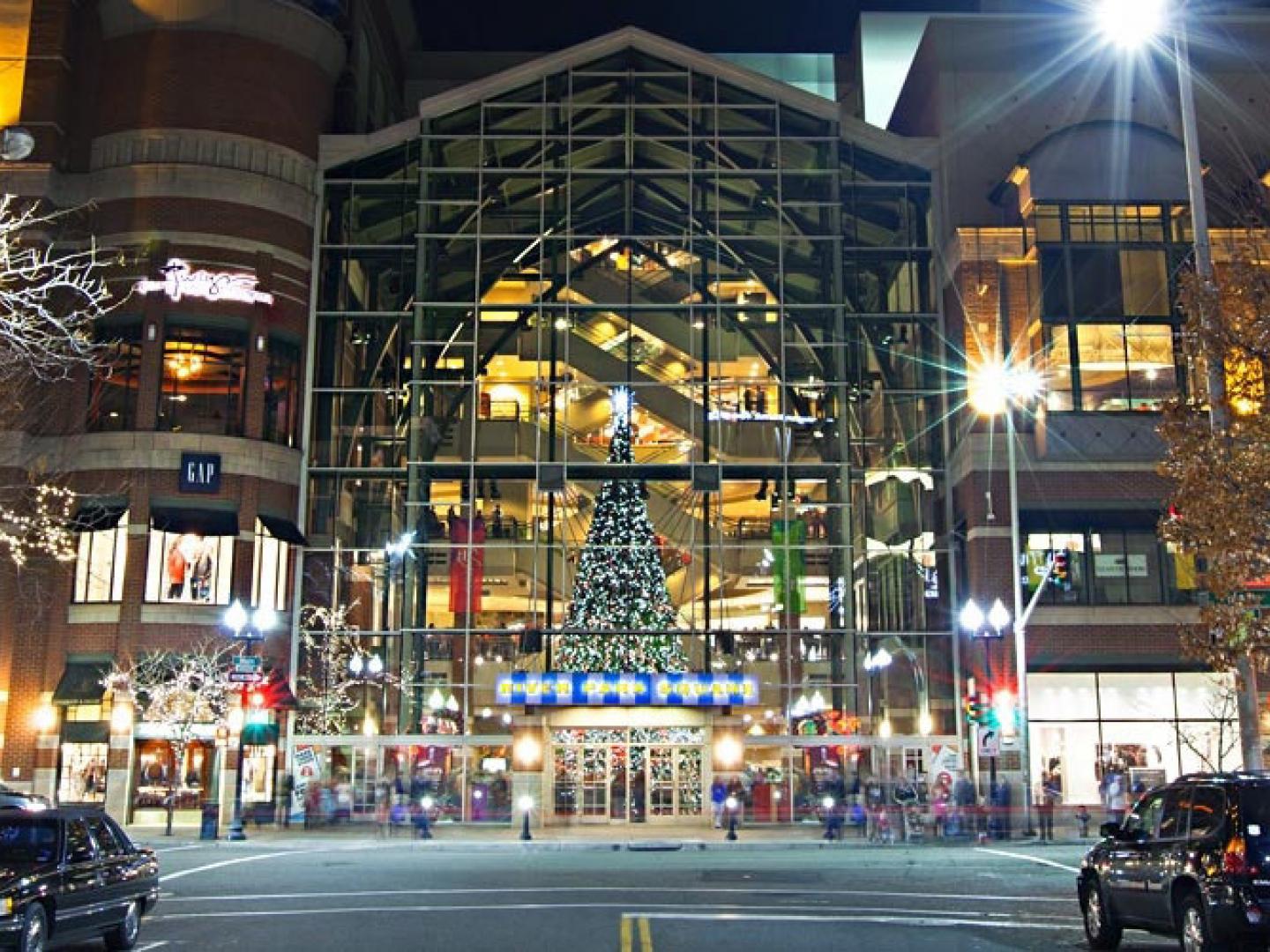 斯波坎河园广场精心装饰，迎接节日