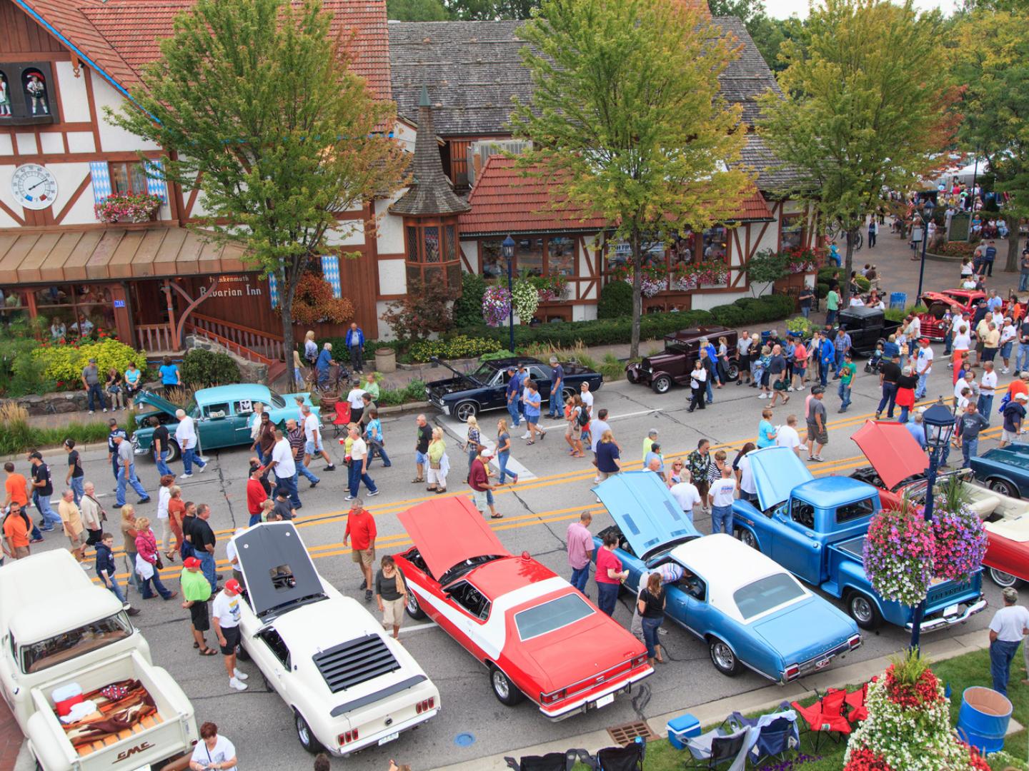 Las multitudes disfrutan con los autos clásicos en Frankenmuth Auto Fest