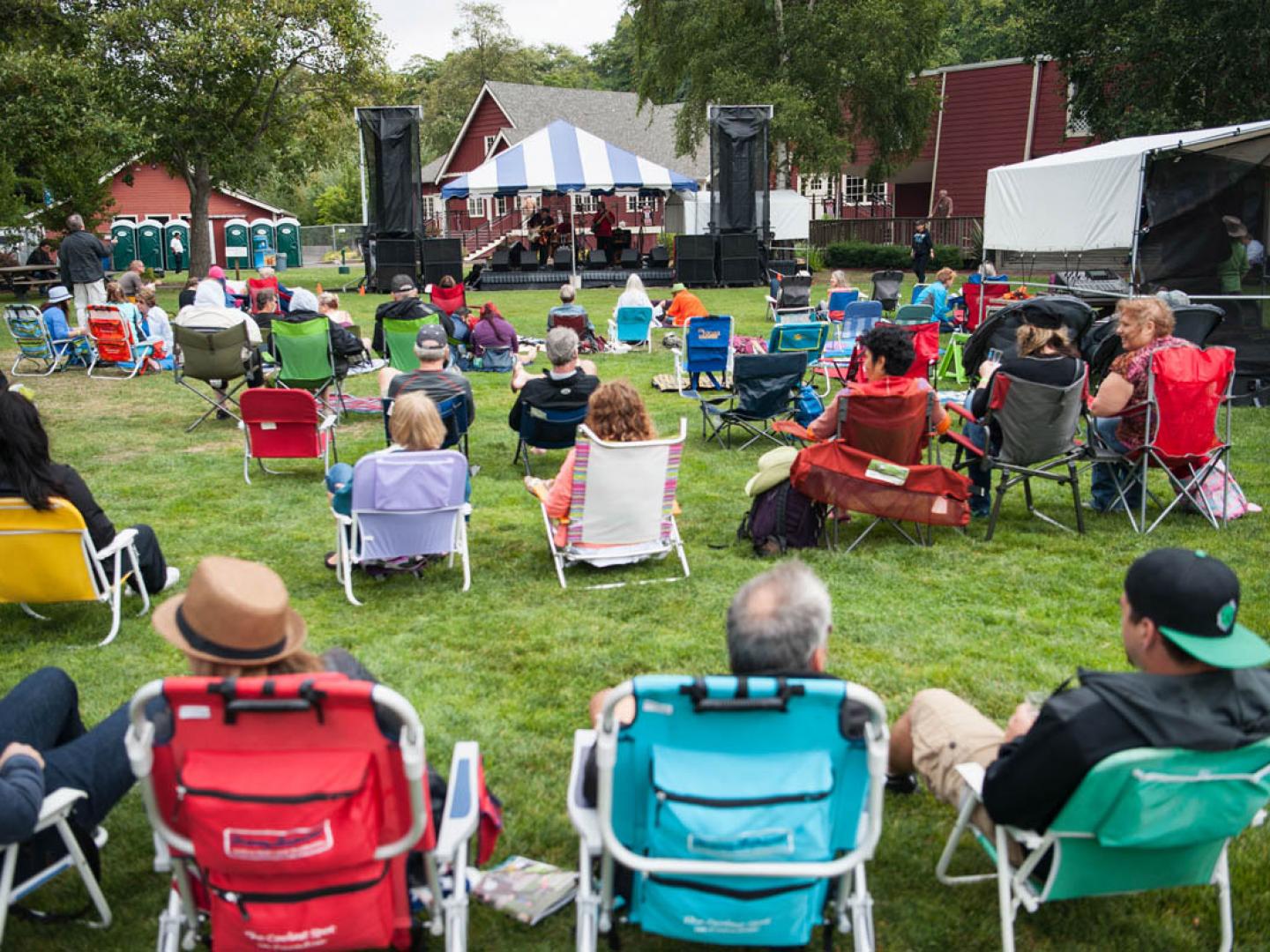 在波弗蒂湾蓝调音乐与啤酒节期间聆听蓝调音乐
