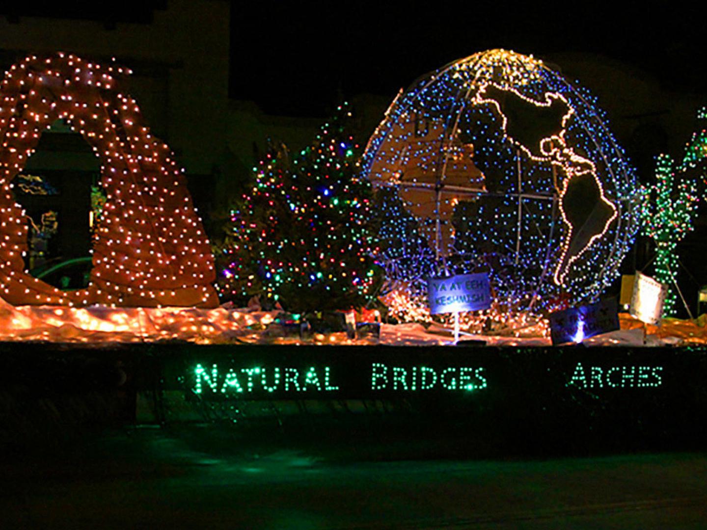 摩押电灯游行期间的节日花车