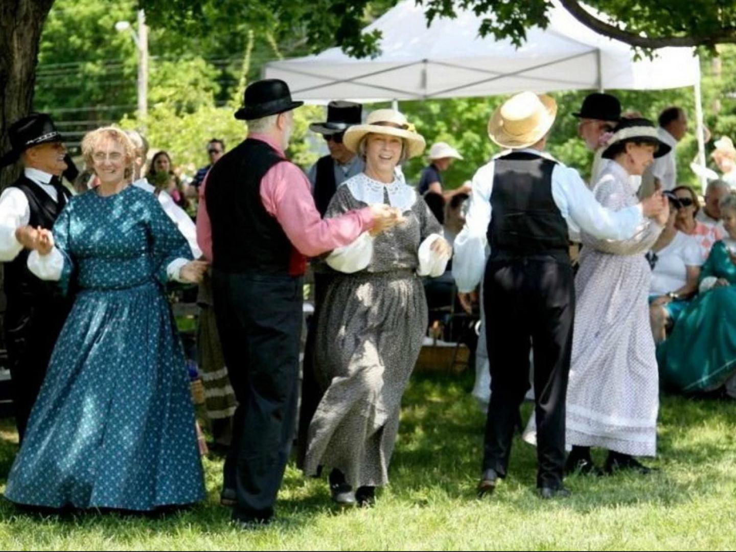 Agréables moments en habits d’époque au Vaile Mansion Strawberry Festival