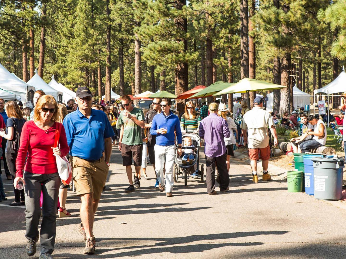 漫步于 Sample the Sierra 节的氛围中
