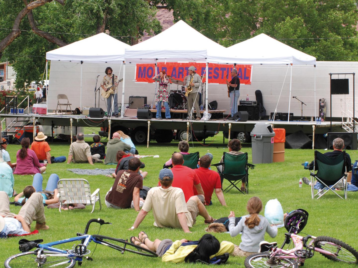 在摩押艺术节期间欣赏现场音乐表演