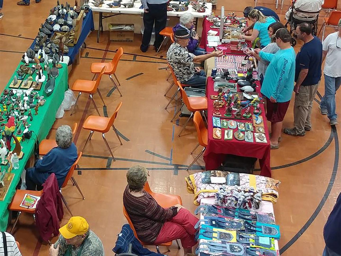 凯金传统文化节上琳琅满目的摊位