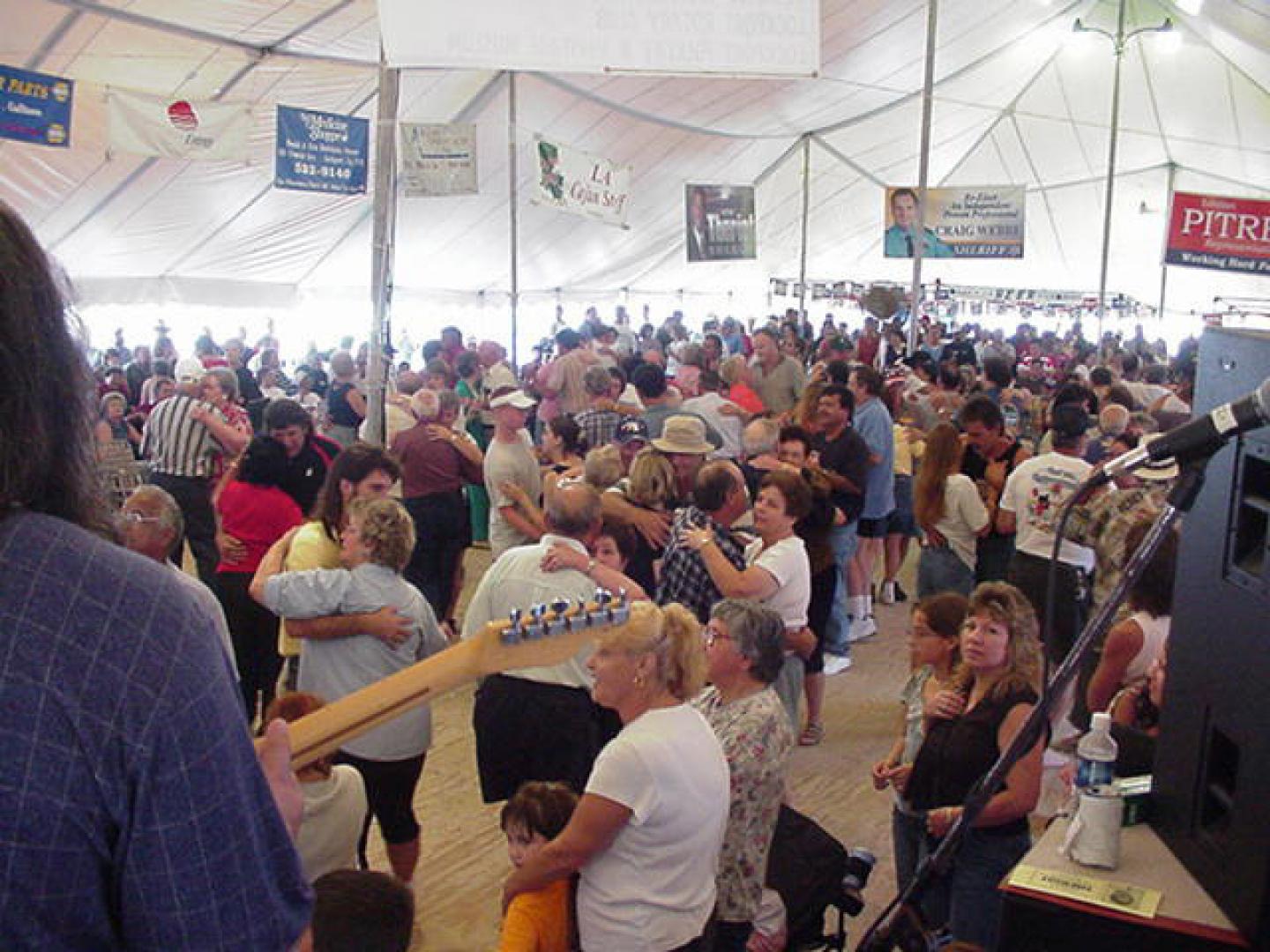 洛克波特美食节上跟随现场音乐翩翩起舞的人群