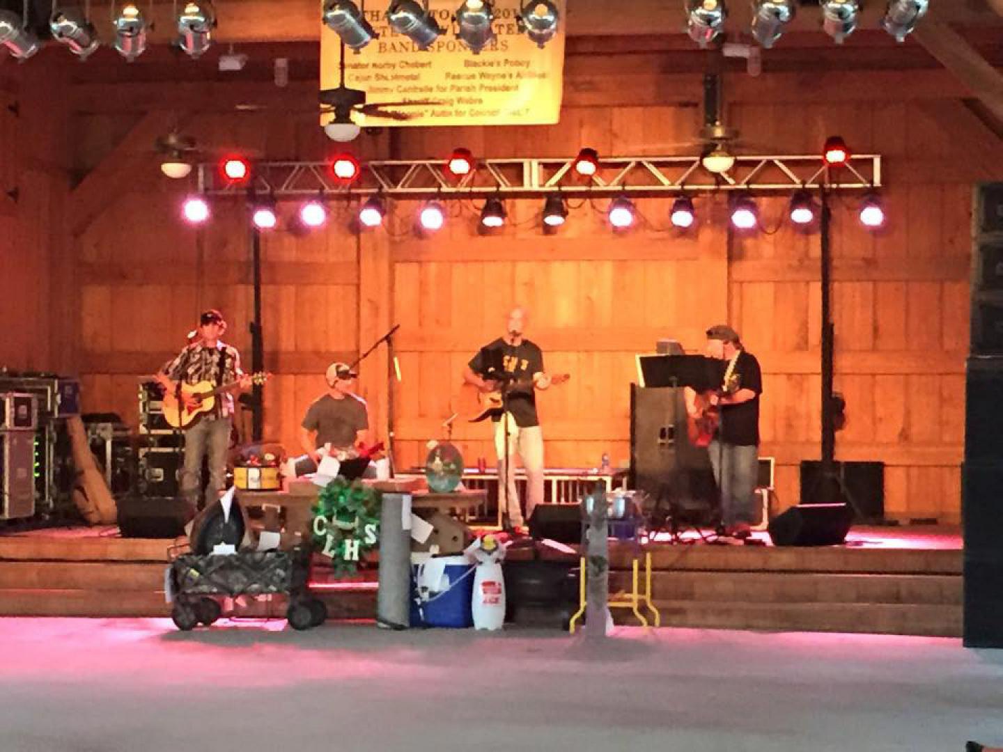 在 La Fete Des Vieux Temps 音乐节上表演的乐队