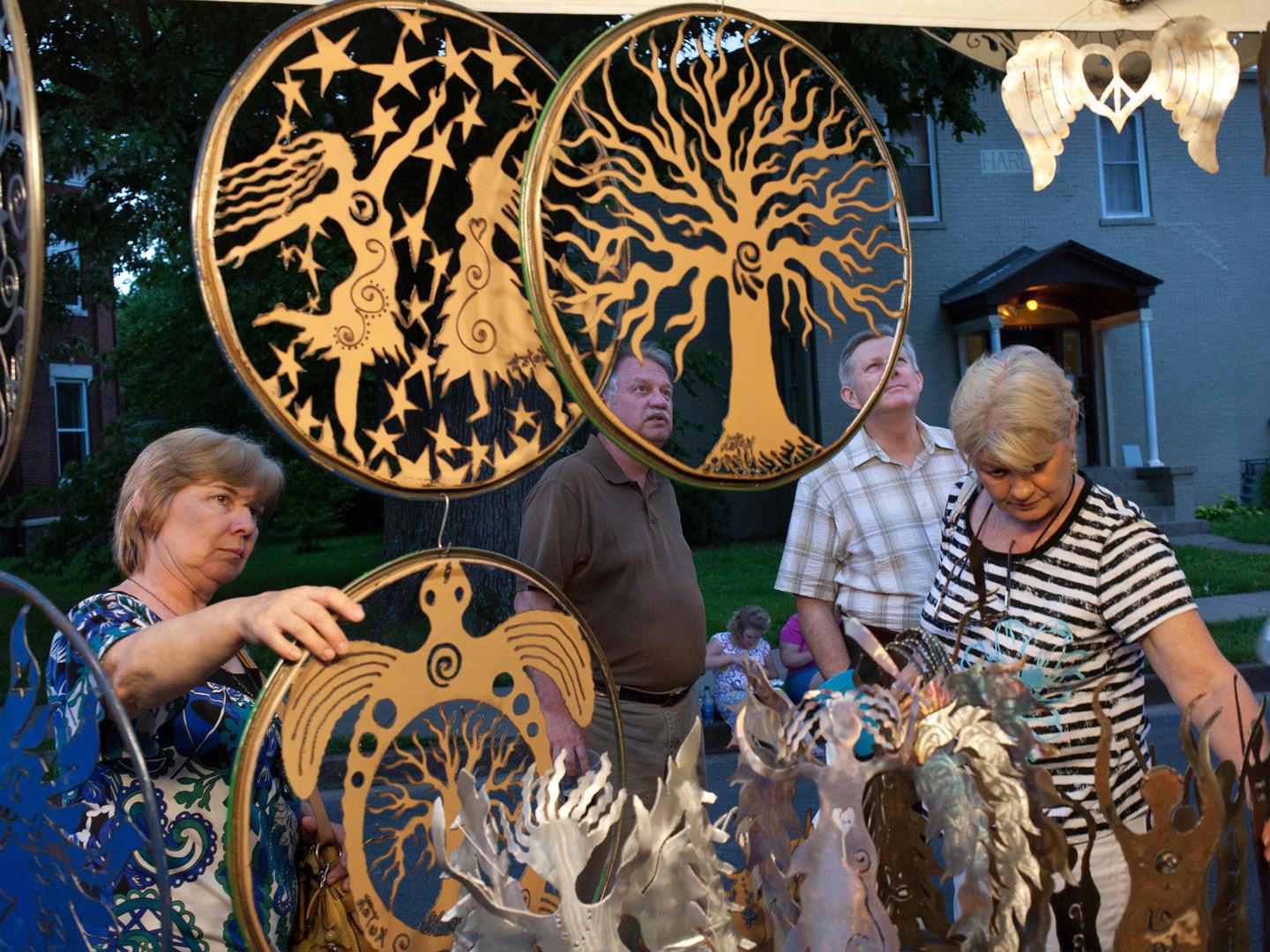 浏览 Lower Town Arts & Music Festival 艺术音乐节上的艺术品