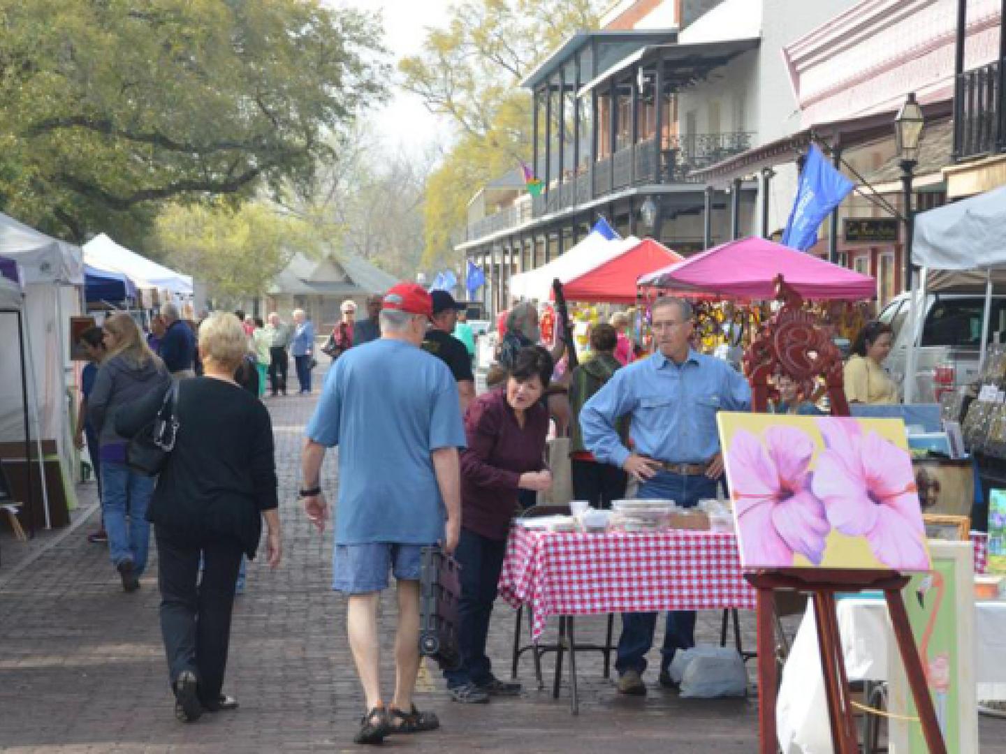 Shopping unique local art and gifts at the Sale on the Trail