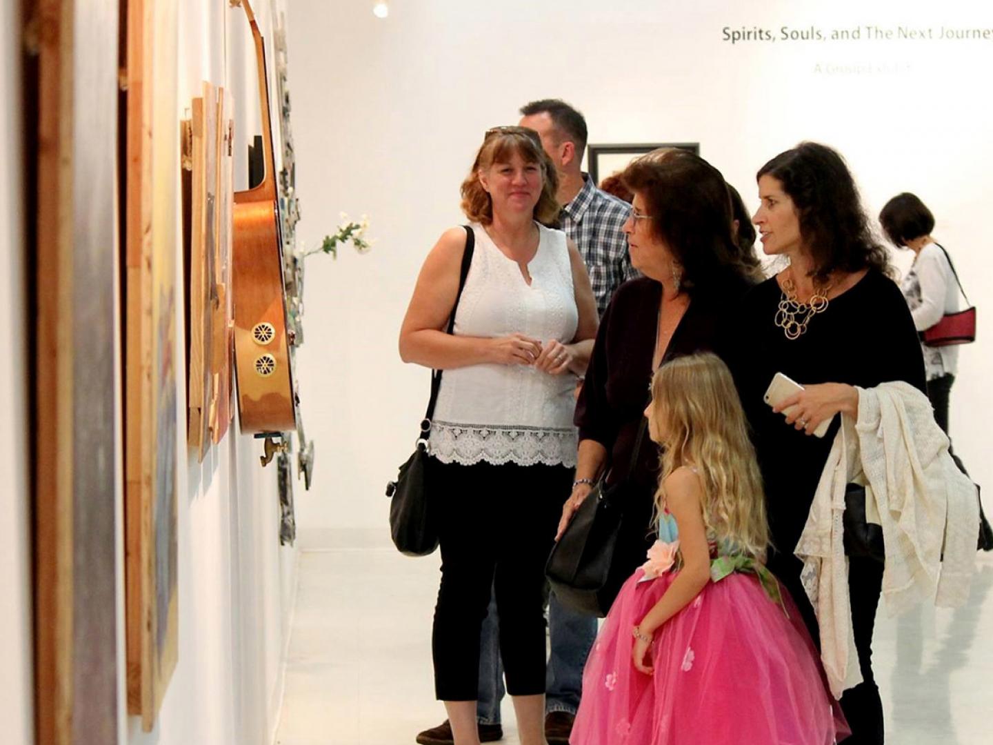 在加利福尼亚州 Studio Channel Islands 工作室举办 Arts Alive 艺术节期间参观博物馆