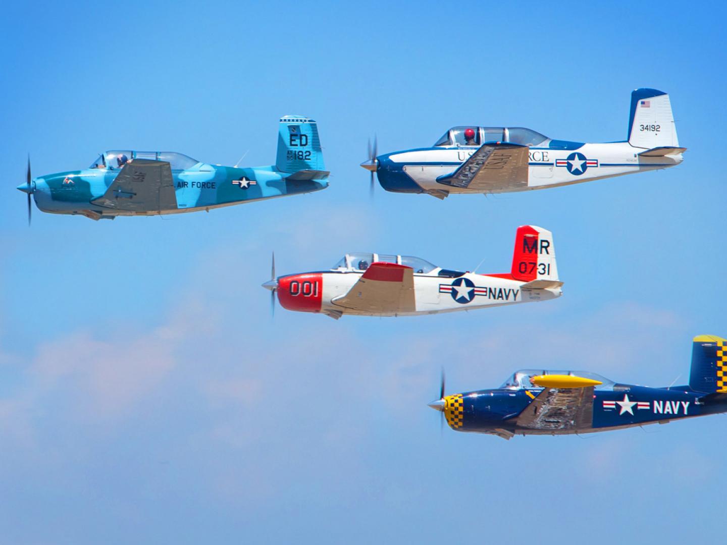 卡马里奥航空展中的老式飞机在高空中翱翔