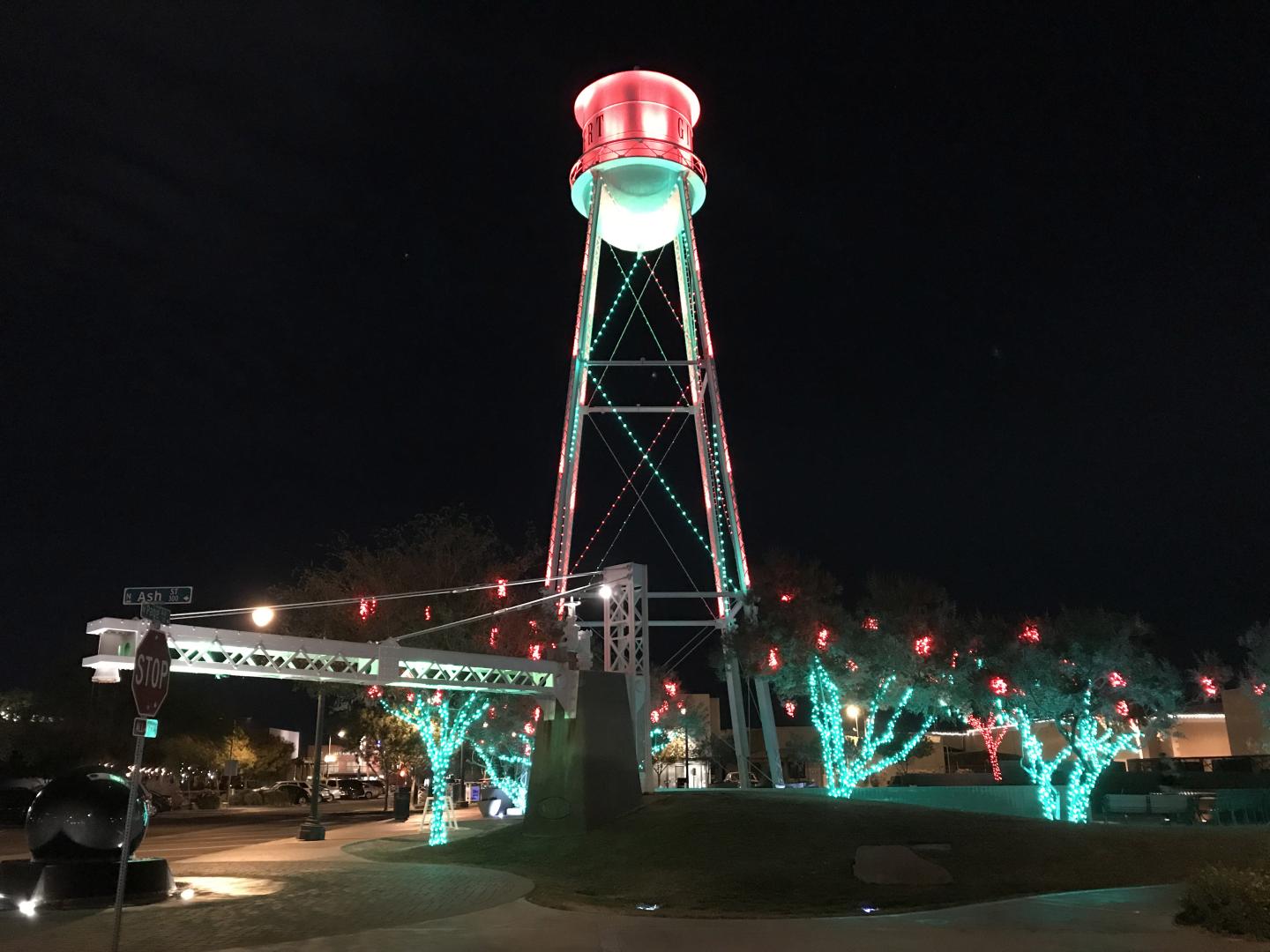 A Gilbert Water Tower iluminada para a temporada de férias