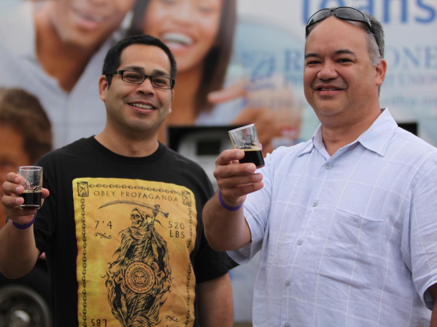 在阿拉巴马州亨茨维尔的火箭城啤酒节上品尝各种啤酒